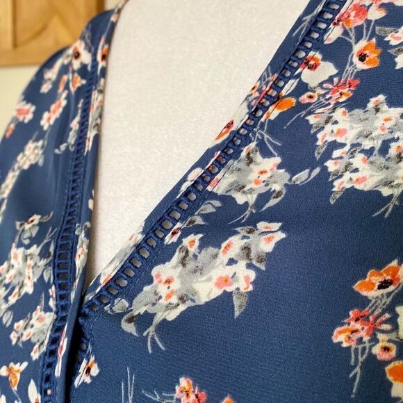 Sienna Sky Blue Foral Wrap Around V Neck Top Short Sleeves XS - Picture 4 of 12
